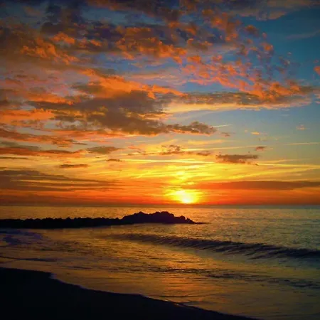 Сasa de vacaciones A Stone's Throw From The Sea!