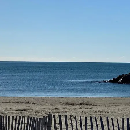 Holiday home A Stone's Throw From The Sea! *